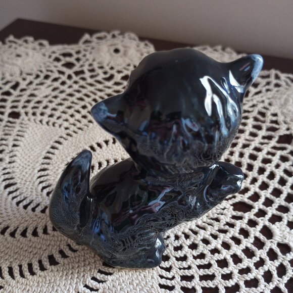 Van Briggle Art Pottery Cat Figurine High Gloss Dark Blue Glaze - signed - Picture 6 of 9